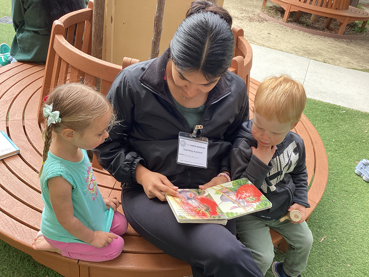 TA_Priscila-Alcaraz-reads-stories-with-toddlers